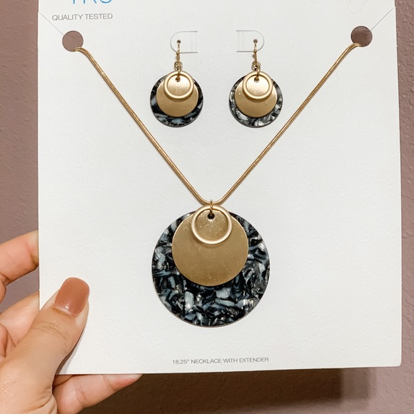 NWT Gold Disc w/ Marbled Base Earring & Necklace